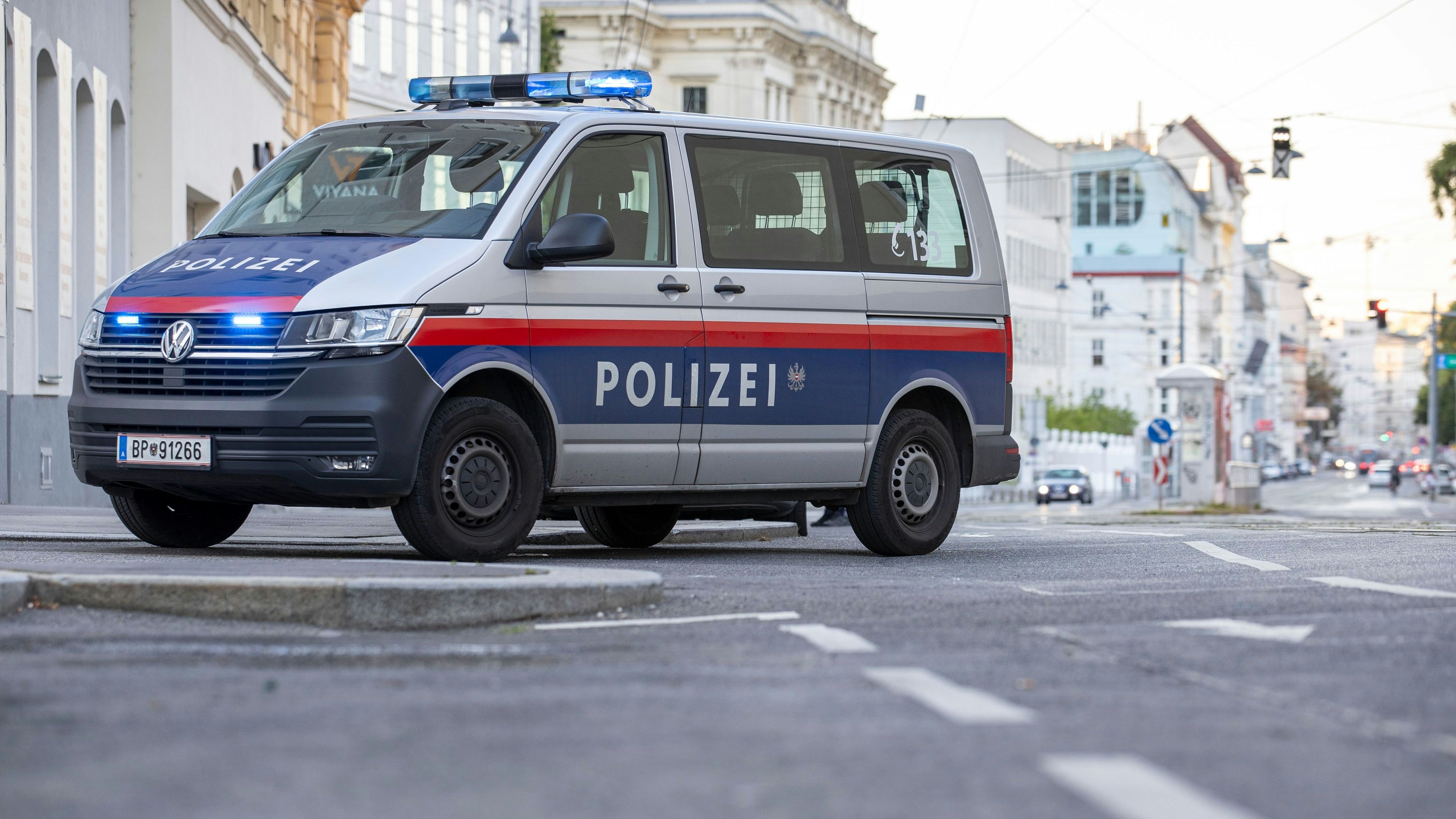Die Polizei konnte in der Wohnung 31 mutmaßlich geschleppte Personen aufgreifen. Symbolbild. 