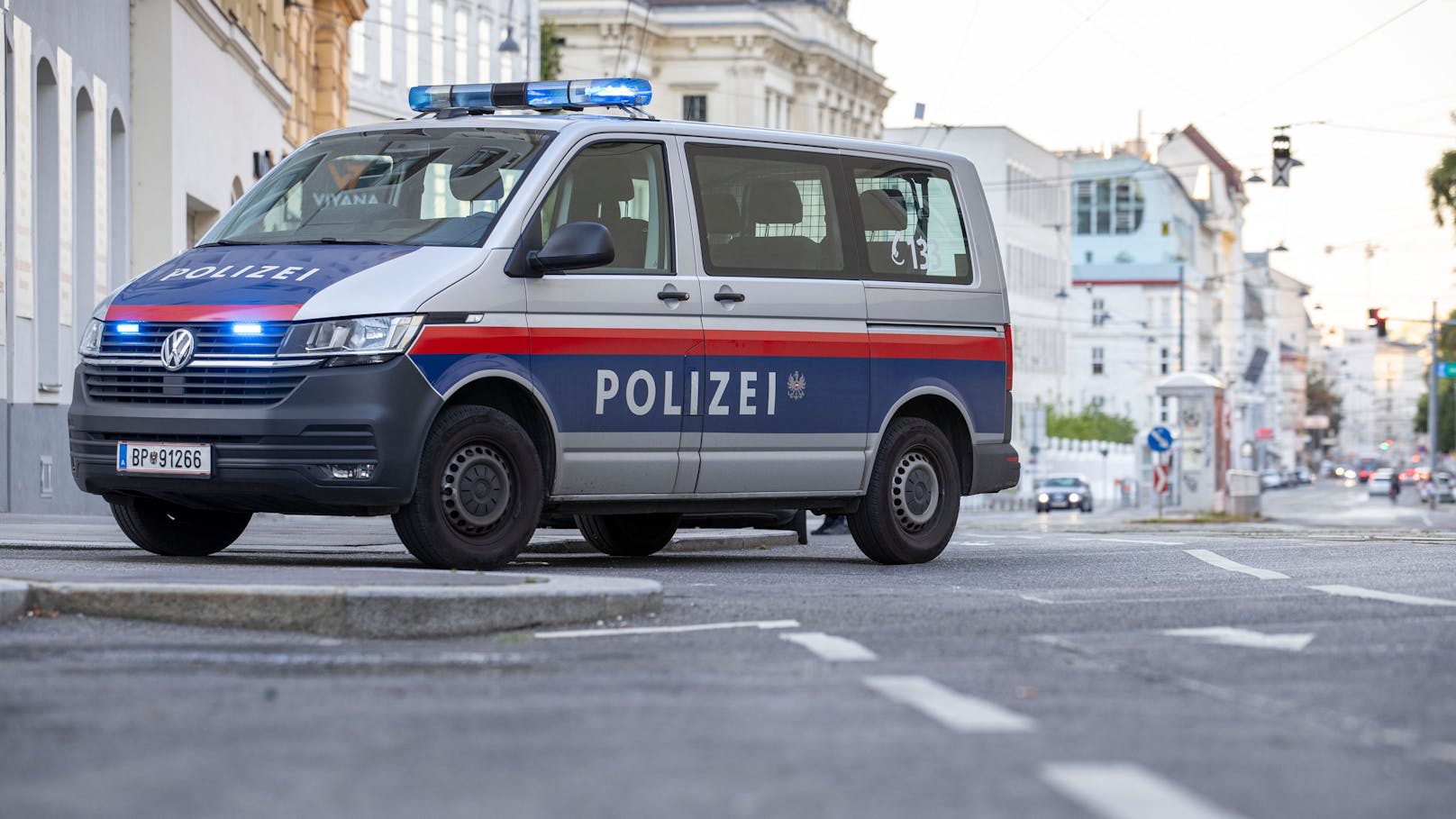 Anrainer sehen Mann in Wien und rufen die Polizei