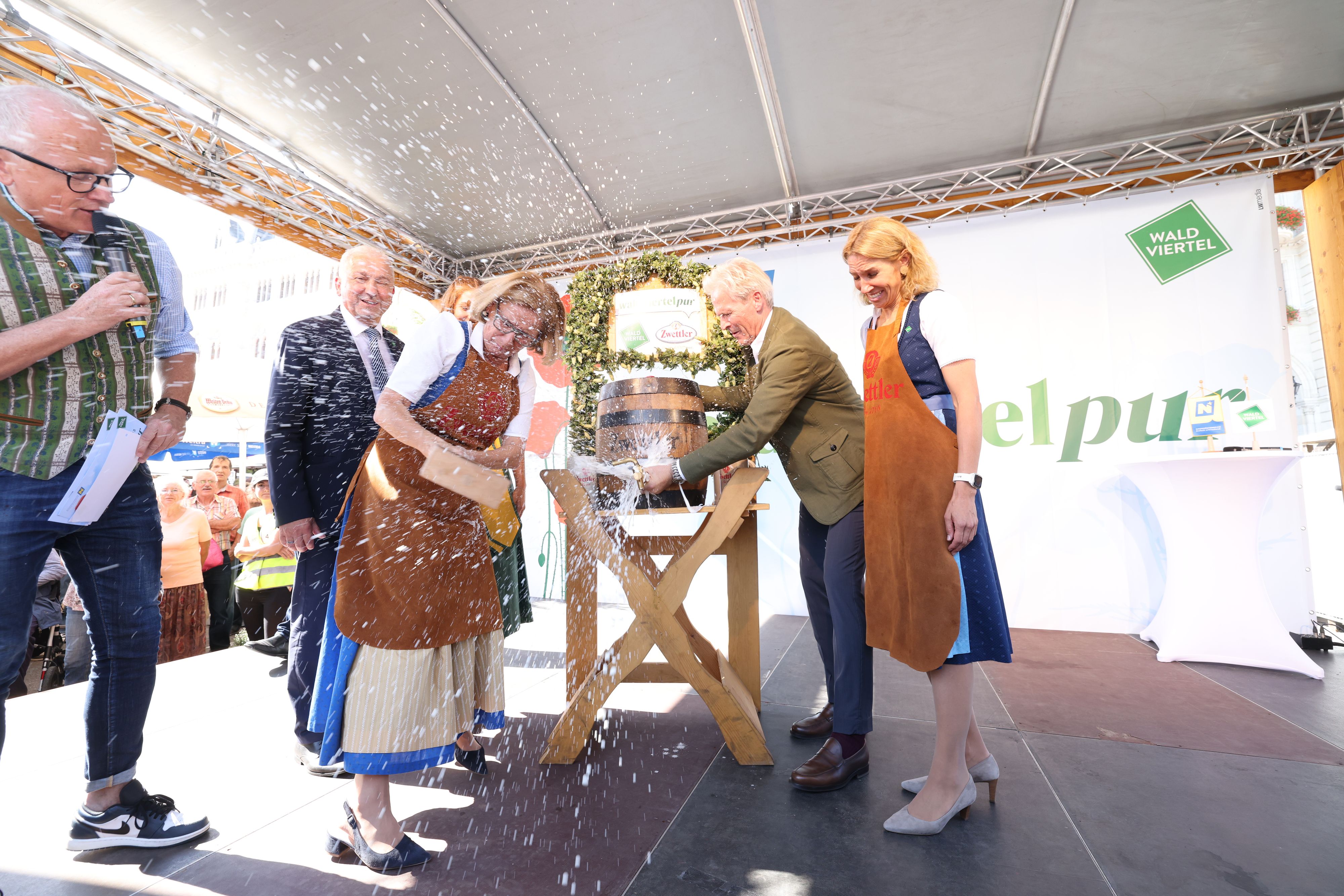 Landeshauptfrau Johanna Mikl-Leitner (ÖVP) beim feucht-fröhlichen Bieranstich am Mittwoch.