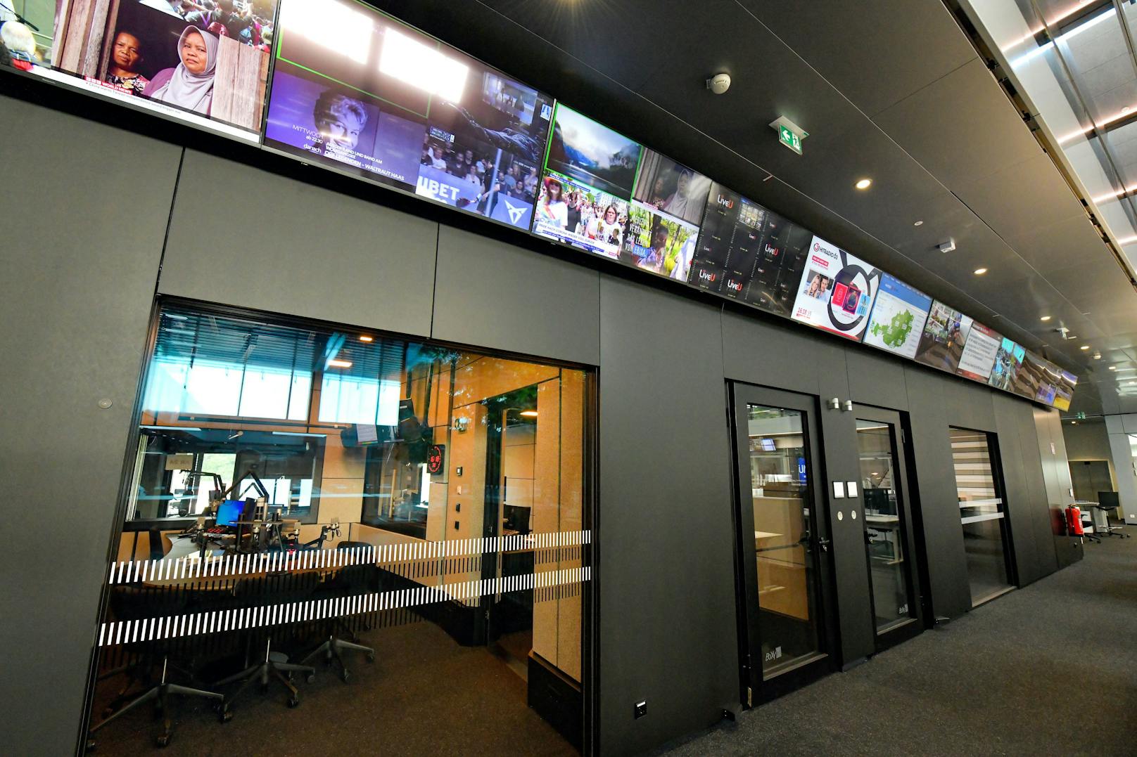Blick in den multimedialen Newsroom des ORF. Der TV-Sender trennt sich von SORA.