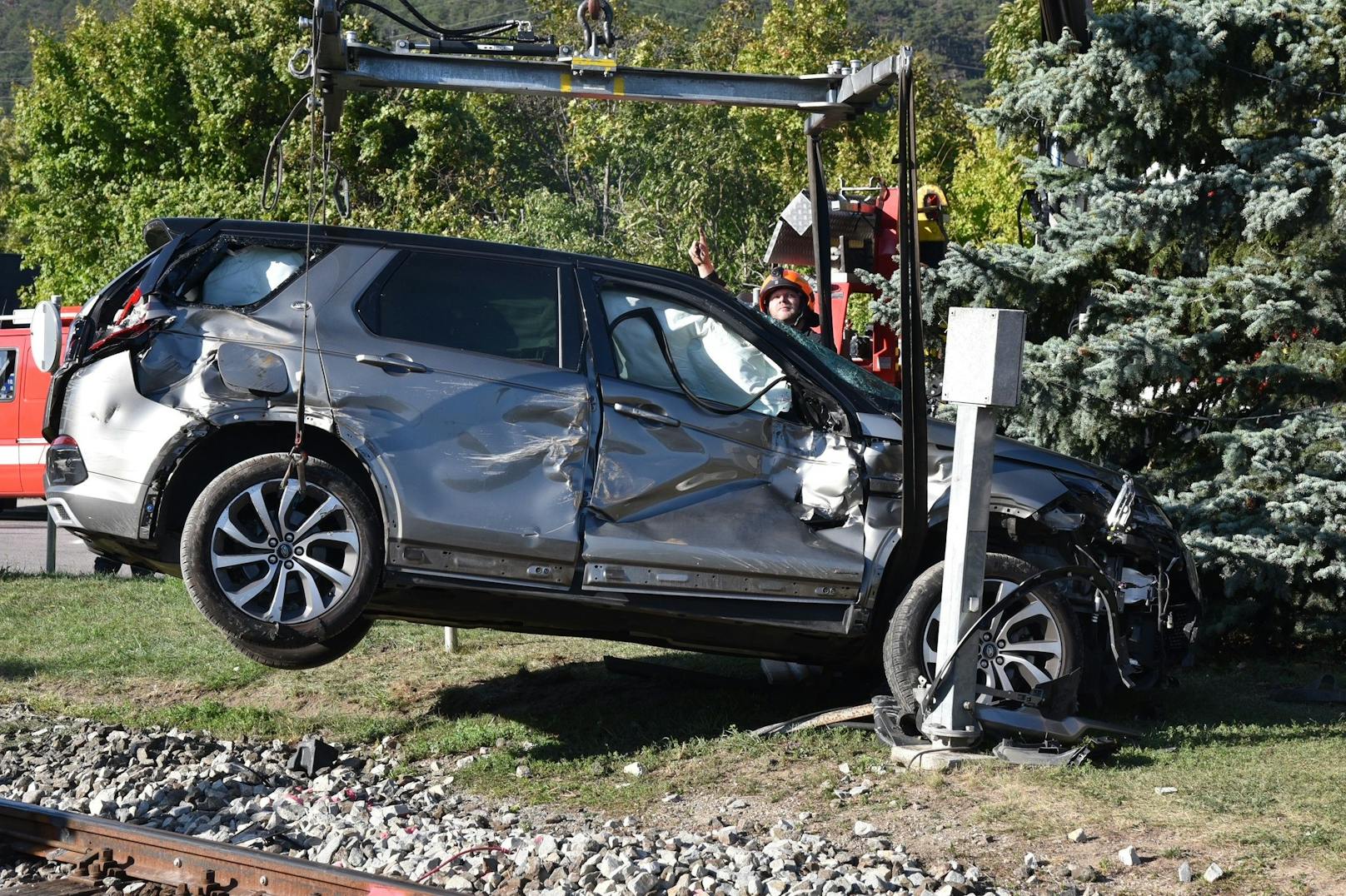 Der Wagen mit der Frau und drei Kindern an Bord wurde vom Zug erfasst.