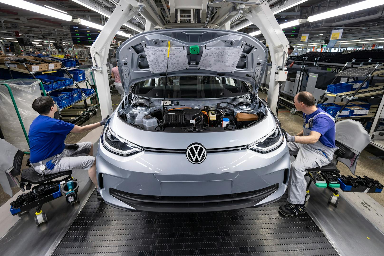Elektrofahrzeuge VW ID3 werden in einer Montagehalle der Volkswagen Sachsen GmbH in Zwickau montiert. Archivbild.