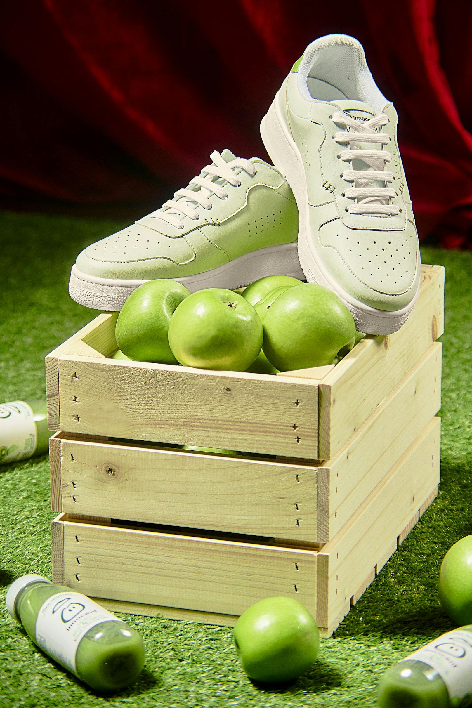 innocent produzierte zusammen mit VLACE und den Resten seiner Apfel-Smoothies Apfel"leder", das zu coolen Sneakern wurde.