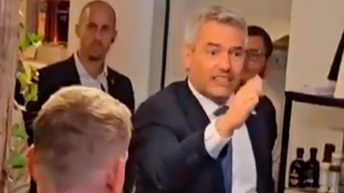 Kanzler Karl Nehammer sorgt mit einem Videomitschnitt für Aufregung.