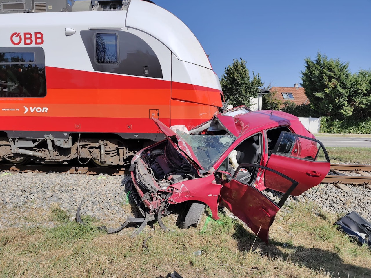 Heute.at - Todescrash! Frau querte bei Rotlicht Bahnübergang