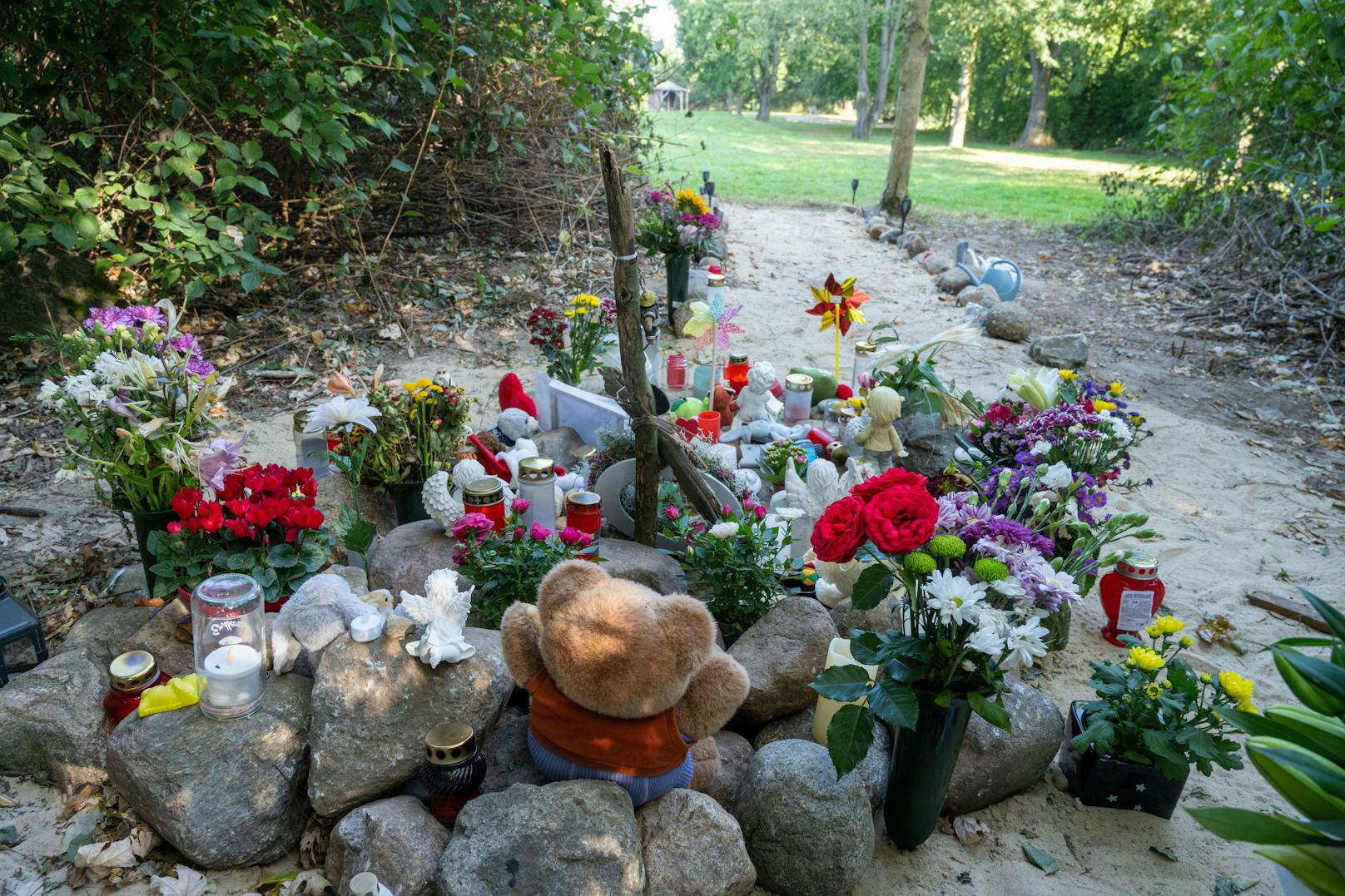 Ein 14-Jähriger soll den sechsjährigen Joel im deutschen Pragsdorf getötet haben. Im kleinen Dorf war der Teenager für sein aggressives Verhalten gegenüber Kindern bekannt.