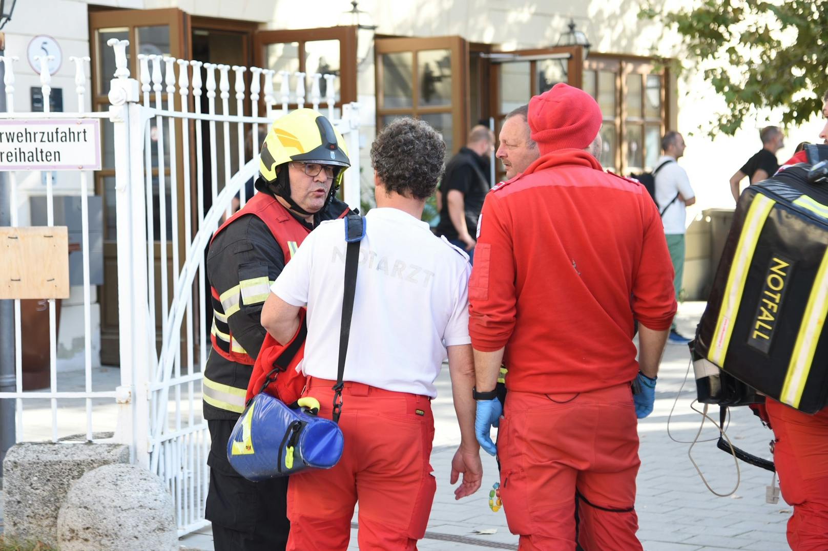 Reizgas-Alarm in Gymnasium: Einsatzkräfte vor Ort