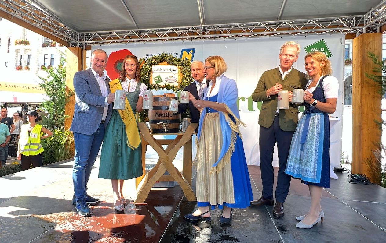 Die Dame in grün ganz links ist Lena Meyer, Vertreterin der amtierenden Hopfenprinzessin, rechts daneben Fritz Weber, Aufsichtsratsvorsitzender Destination Waldviertel GmbH, mittig Landeshauptfrau Johanna Mikl-Leitner, Karl Schwarz, Geschäftsführer und Inhaber der Waldviertler Traditionsbrauerei in Zwettl und Kristina Spiegel, Geschäftsführerin Destination Waldviertel GmbH.