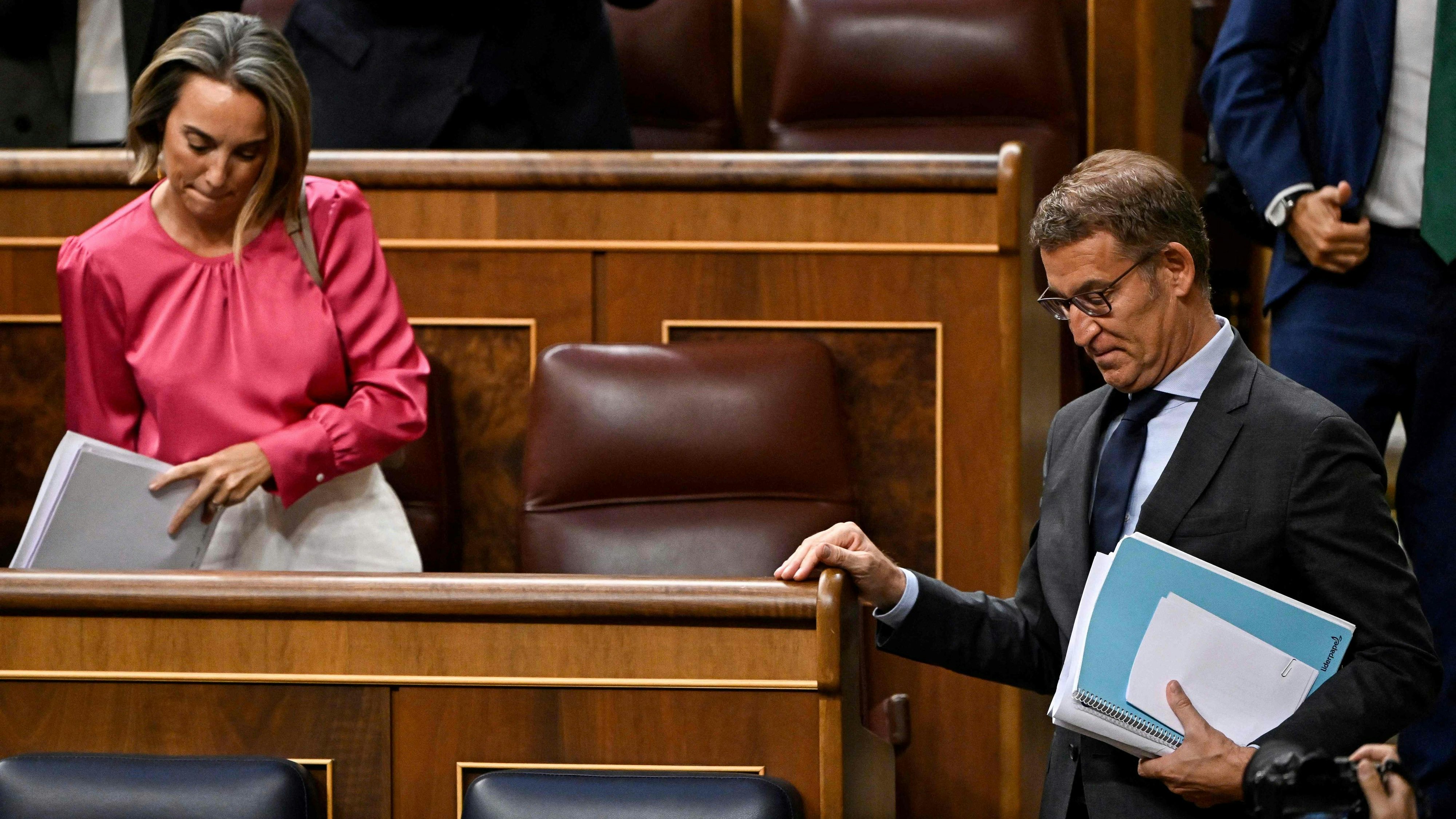Download von www.picturedesk.com am 27.09.2023 (14:10).  Leader of the opposition Partido Popular - PP (People's Party) and candidate for prime minister Alberto Nunez Feijoo leaves after the failed vote at the end of the second session of a parliamentary debate to vote through a prime minister at Las Cortes in Madrid on September 27, 2023. Alberto Nunez-Feijoo saw his bid to become Spain's next prime minister rejected by parliament, with the right-wing opposition leader lacking the support to pass a key vote. The result, which saw 172 votes in favour to 178 against, sets in motion a two-month countdown to new elections, unless outgoing Socialist Prime Minister Pedro Sanchez can garner sufficient support to pass an identical vote to be inaugurated as premier. (Photo by JAVIER SORIANO / AFP) - 20230927_PD4655 - Rechteinfo: Rights Managed (RM) Nur für redaktionelle Nutzung! Werbliche Nutzung erfordert Freigabe: bitte schicken Sie uns eine Anfrage.