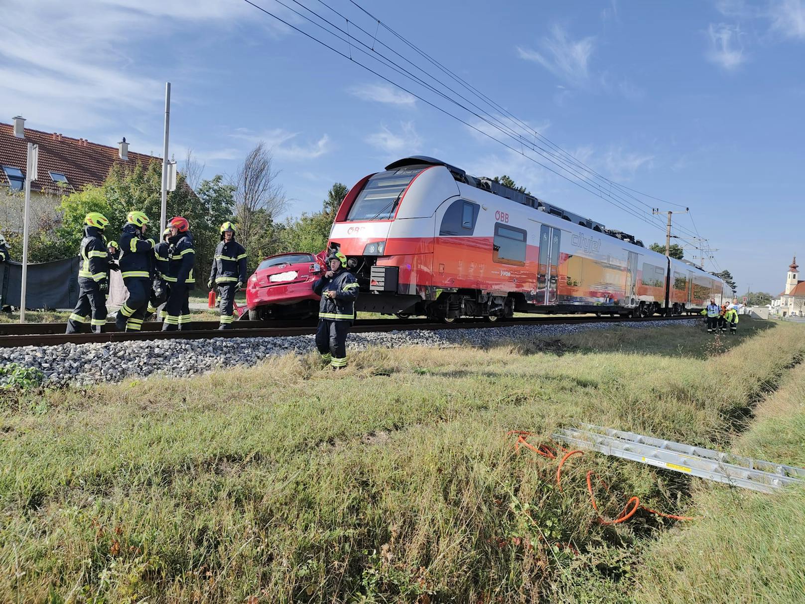 Ein Pkw wurde gegen 10 Uhr von einer Garnitur der ÖBB erfasst und mitgeschleift.