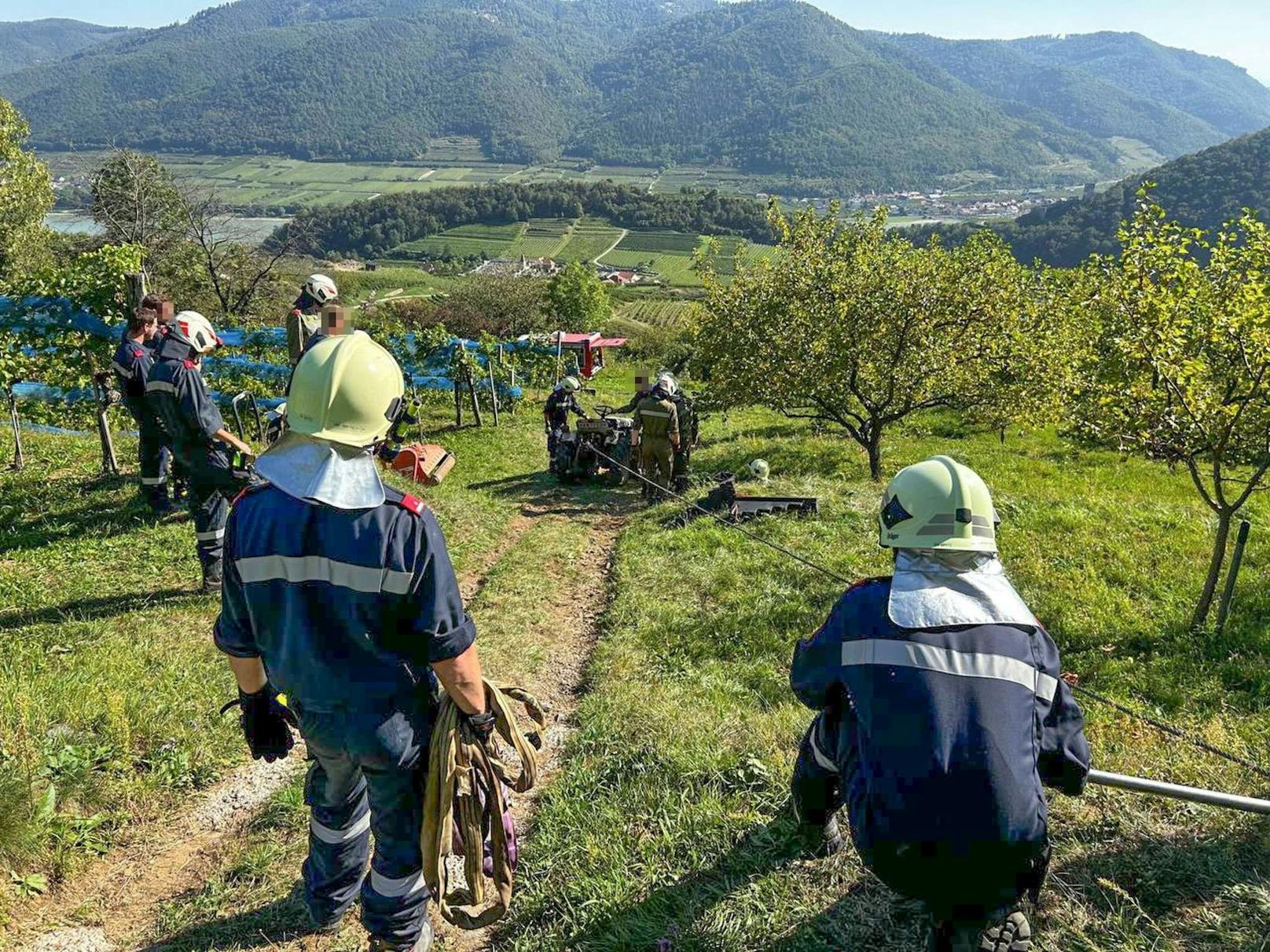 Der Traktor kam auf dem Bein des Bauern zum Liegen.