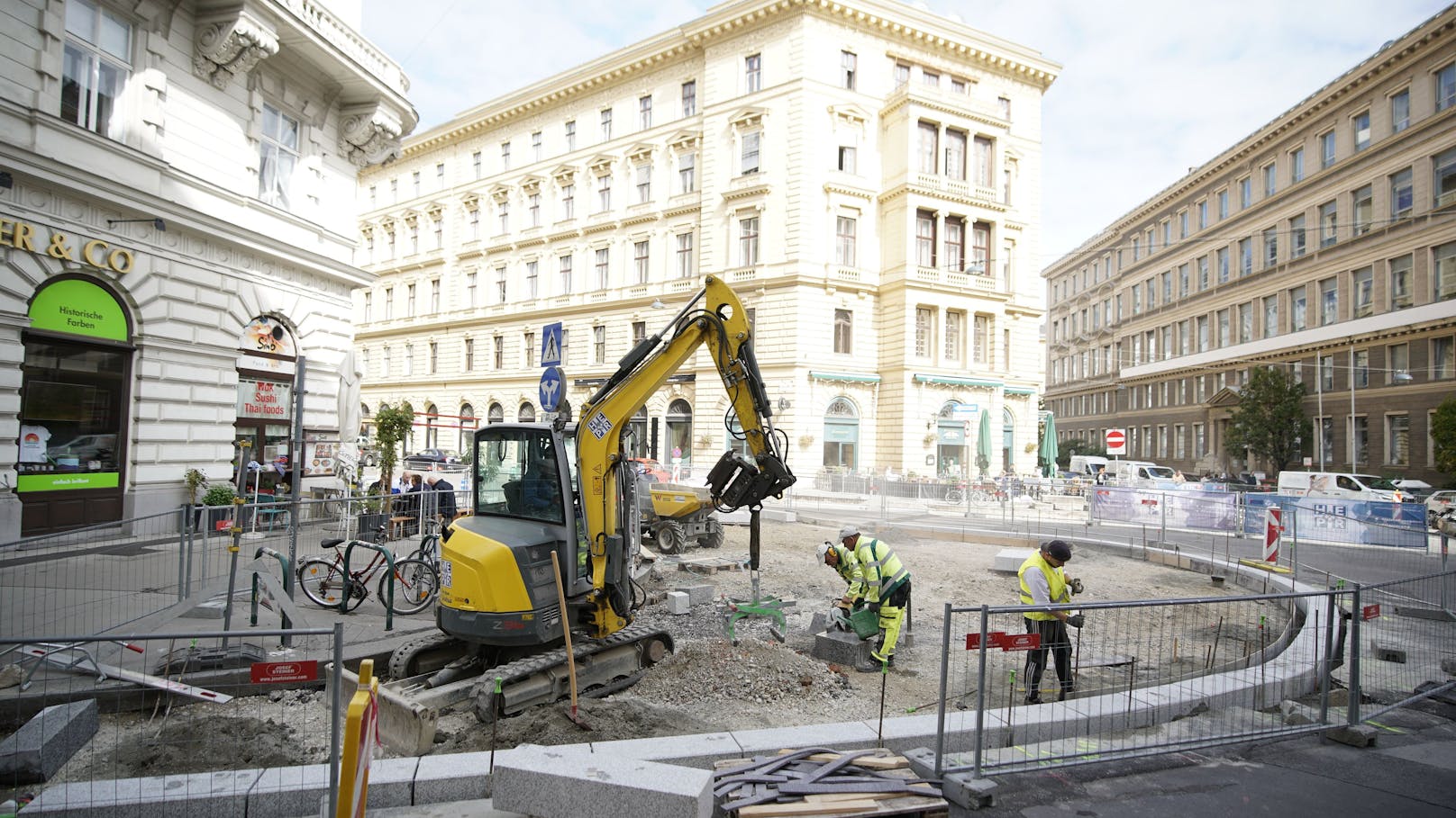 Der Gehsteig wird bei der Walfischgasse in der Wiener City vorgezogen.&nbsp;