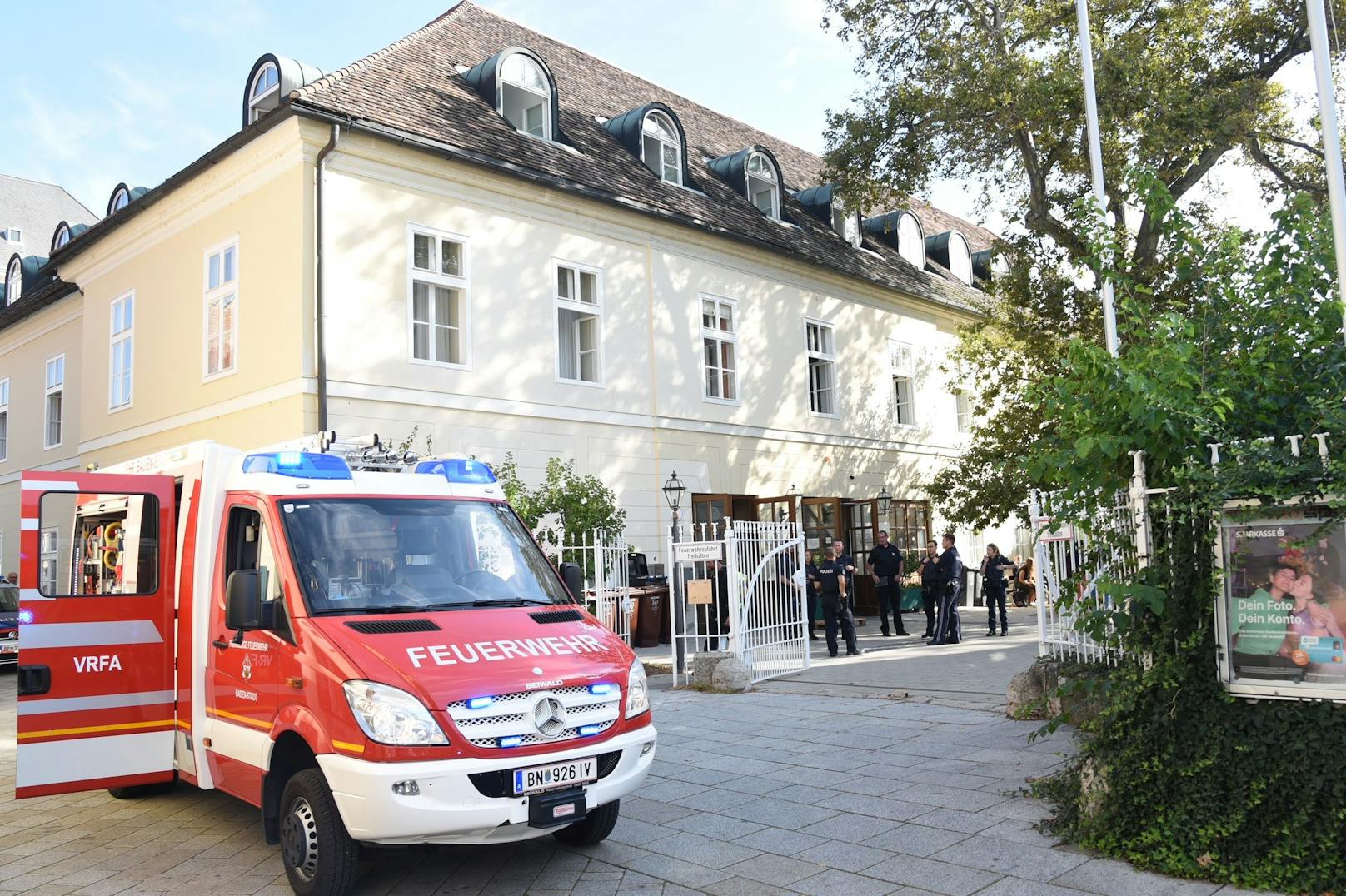 Reizgas-Alarm in Gymnasium: Einsatzkräfte vor Ort