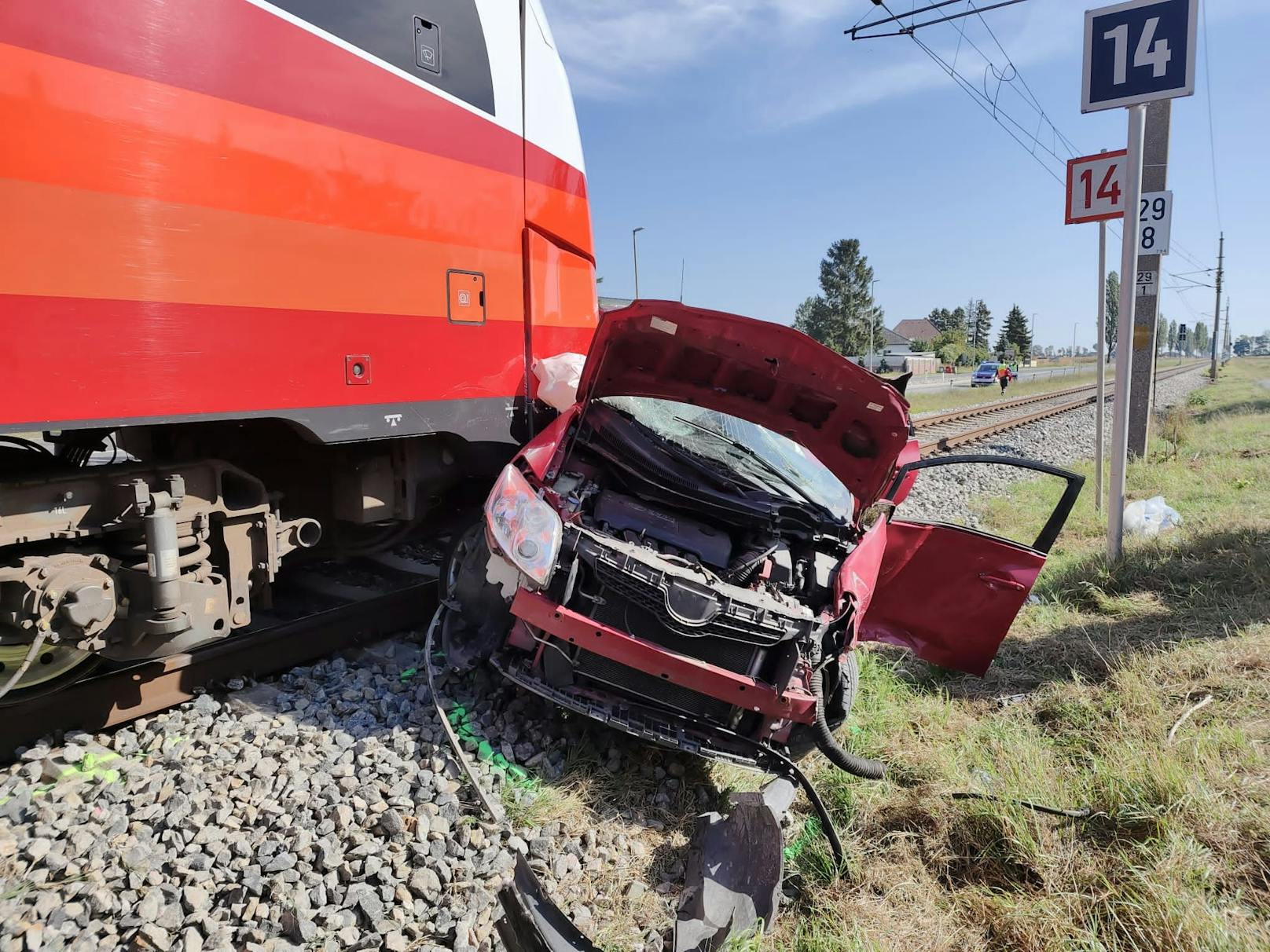 Die Feuerwehr übernahm die Bergung des Fahrzeuges.