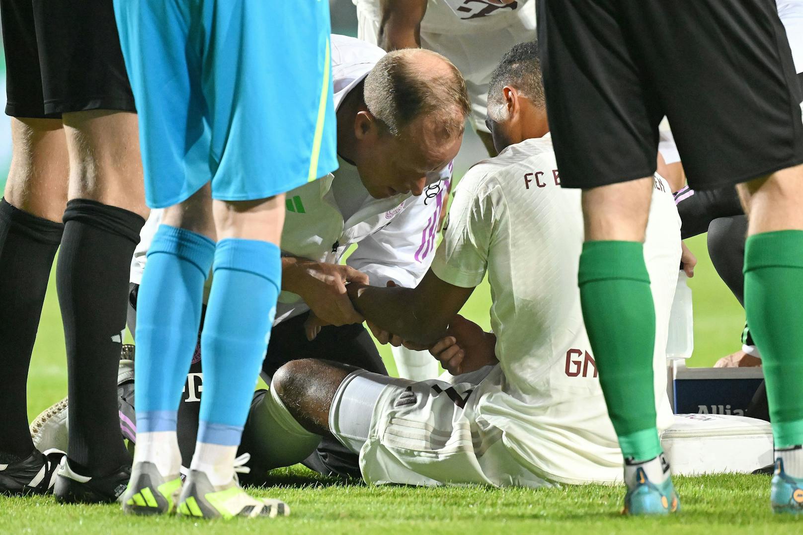 Bayern-Star Serge Gnabry zog sich einen Unterarmbruch zu. 