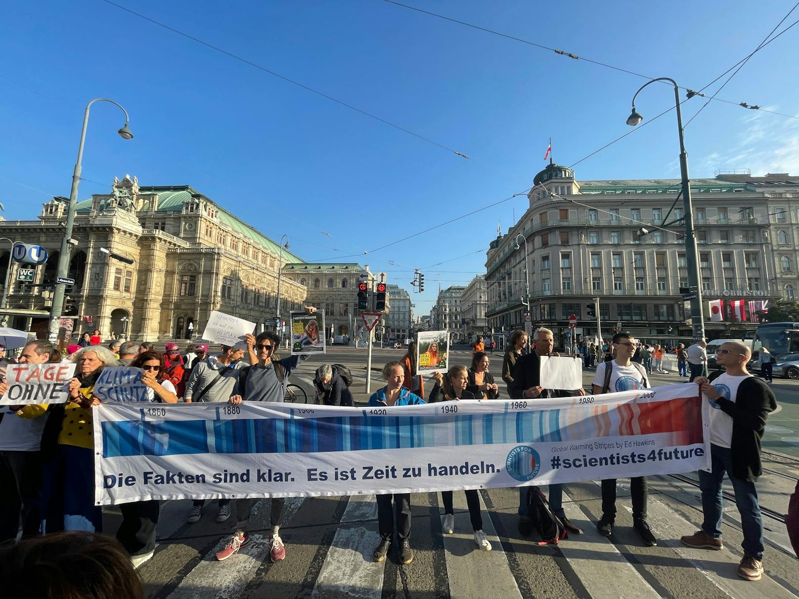 Vor der Wiener Oper setzten Klima-Aktivisten zum Sitzstreik an.
