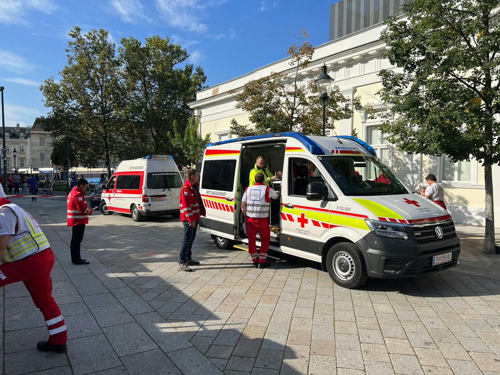 Reizgas-Attacke: Auch mehrere Rettungsteams sind vor Ort