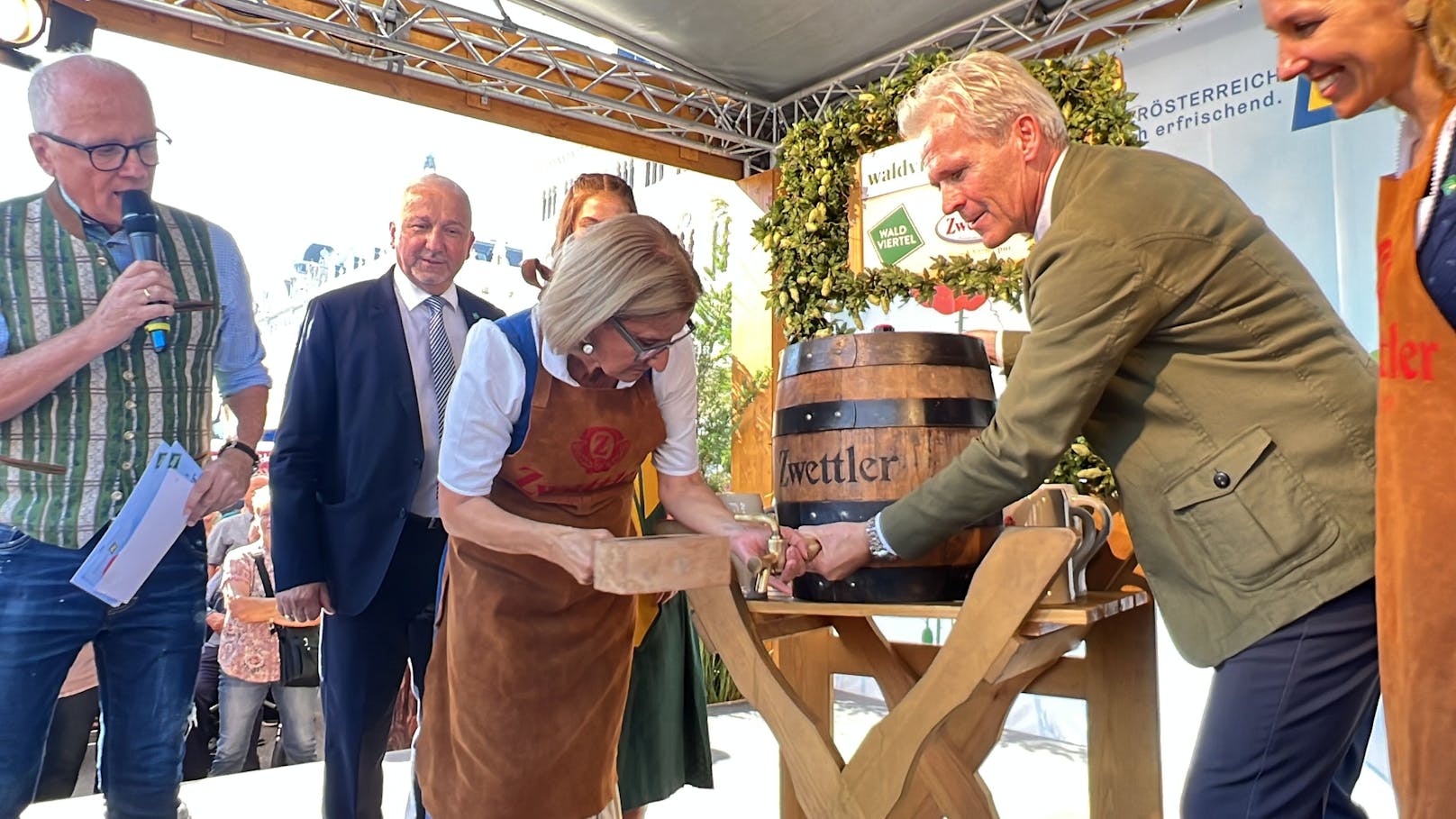 Volle Konzentration beim Anstich des Bierfasses