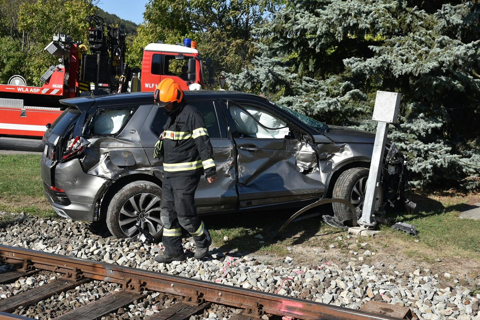 Schwerer Unfall in Wöllersdorf: Der Pkw einer Mutter wurde zwischen den Schranken eingeschlossen.