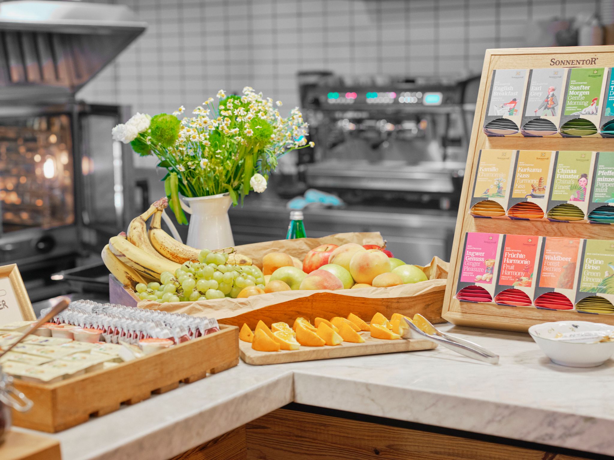 Bio-Tee von Sonnentor, frische Früchte, hauseigenes Sauerteig und Croissants sind nur einige der Delikatessen, die ab sofort auch für Nicht-Hotelgäste warten.