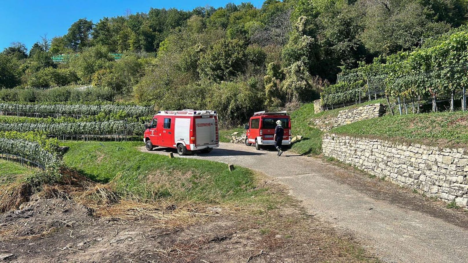 Ersthelfer hoben den Traktor vom Bein des Schwerverletzten.