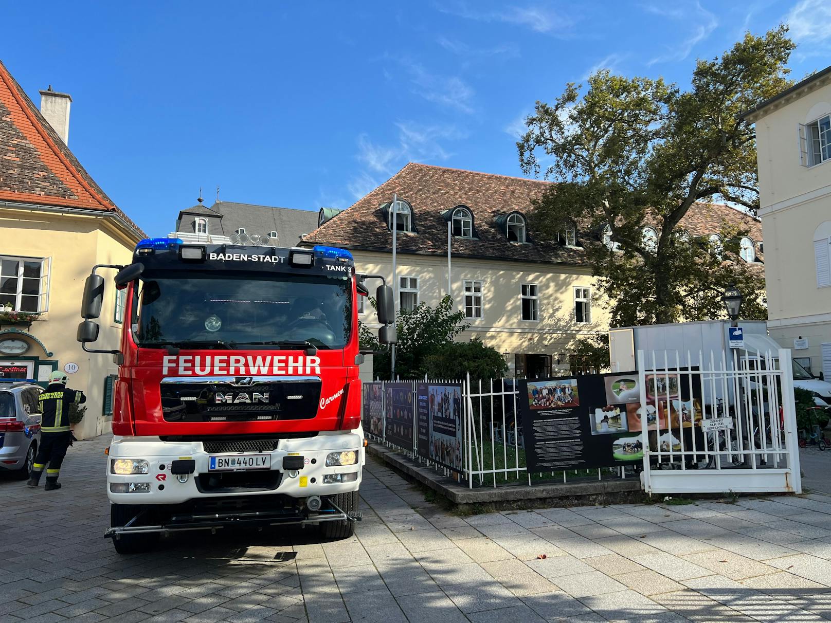 Reizgas in Gymnasium in NÖ: Einsatzkräfte vor Ort