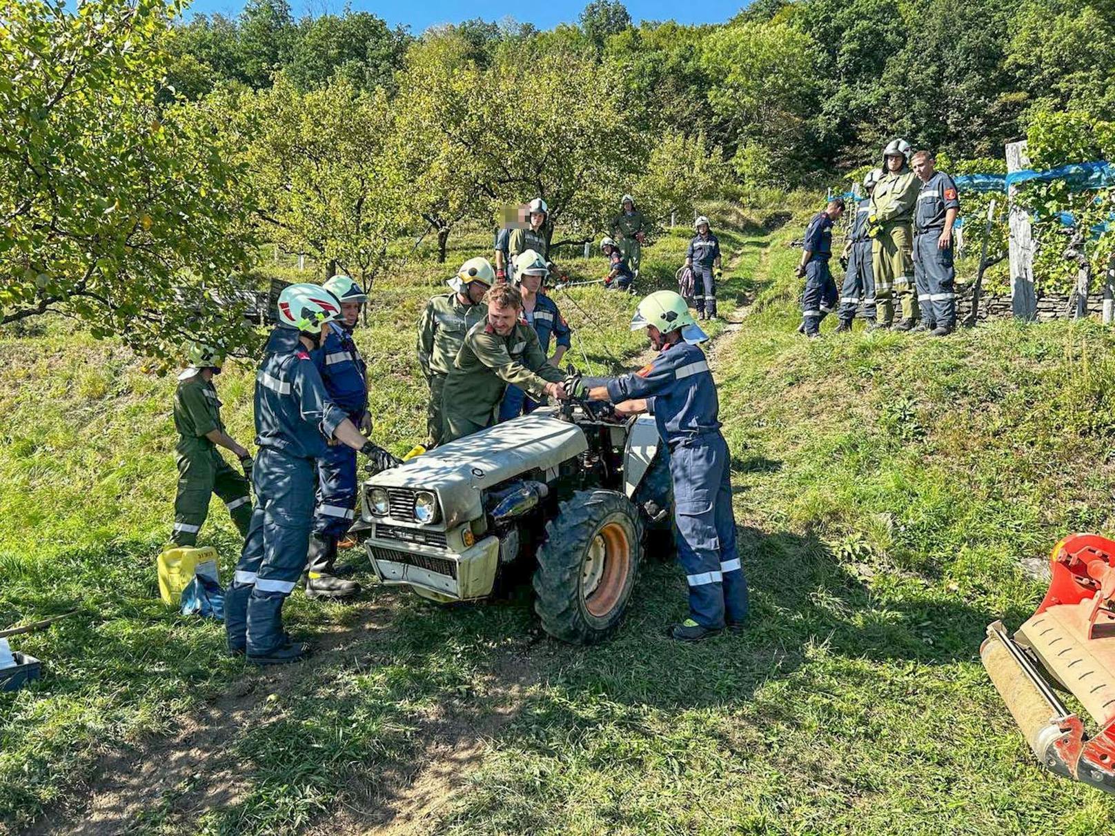 Die Feuerwehr kümmerte sich um die Fahrzeugbergung im Anschluss an die Menschenrettung.