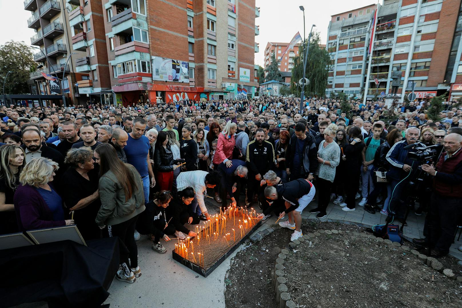 Auch im Nordkosovo, hier in Mitrovica, trauerten unzählige Menschen.