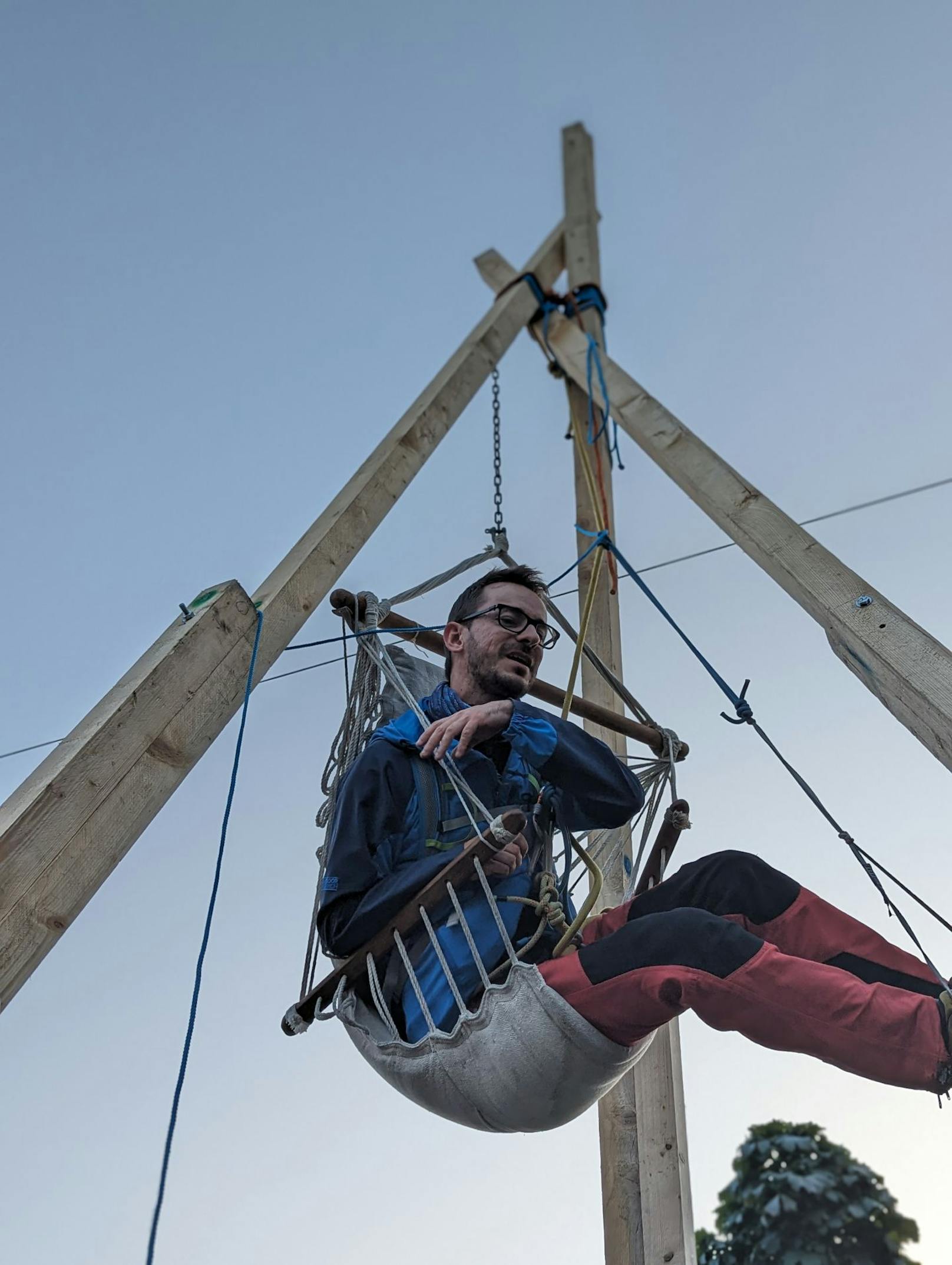 Kurios: Für die Aktion musste Holz abgesägt werden.