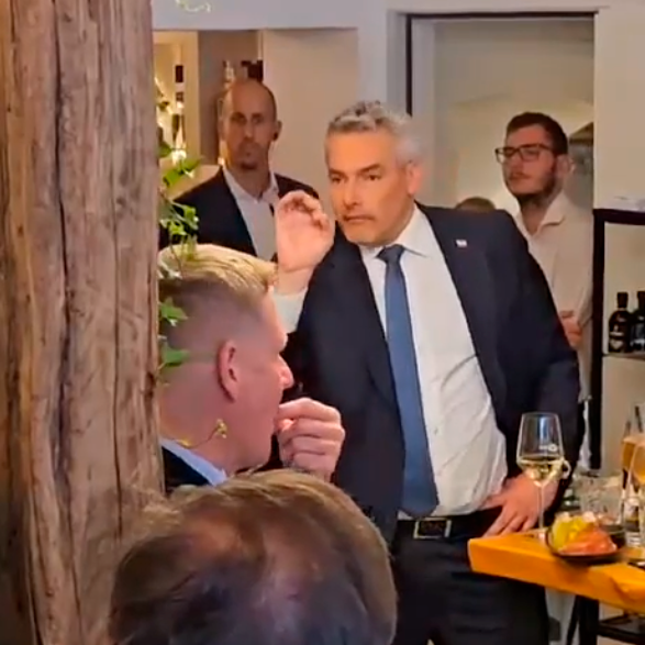 Kanzler Karl Nehammer sorgt mit einem Auftritt vor Parteifreunden für Aufregung.