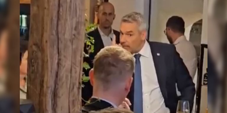 Kanzler Nehammer attackiert in seiner Rede Arbeitssuchende.