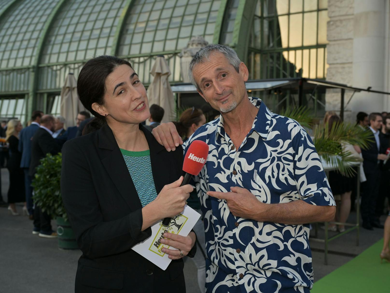 <em>"Heute"</em>-Reporterin Lydia Matzka-Saboi mit Umweltmediziner Hans-Peter Hutter.