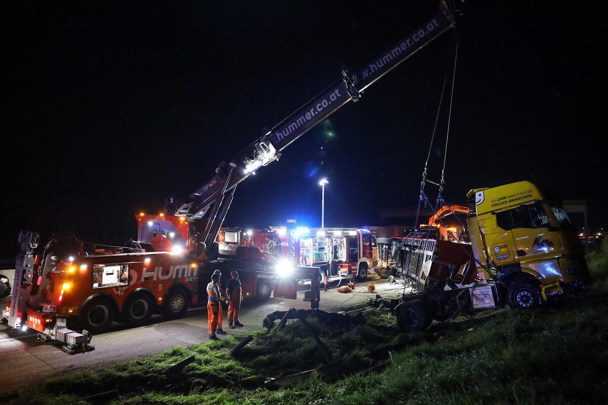 LKW mit Stahlträgern umgestürzt