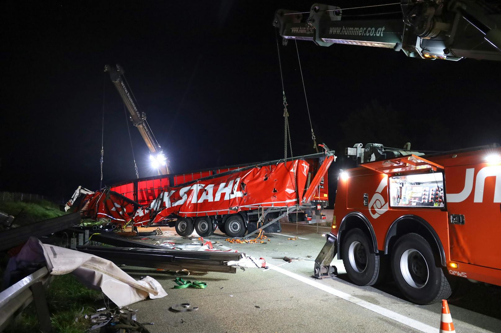 Schwerer Lkw-Crash in OÖ – Westautobahn gesperrt