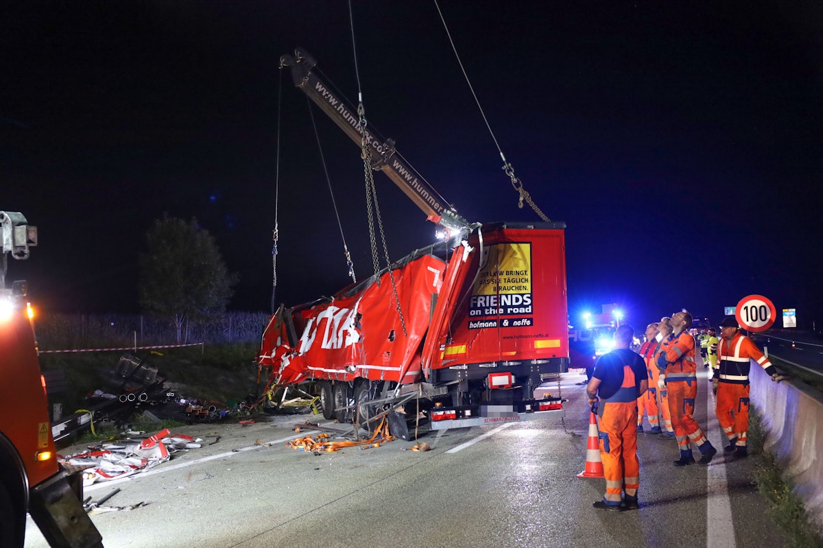 LKW mit Stahlträgern umgestürzt