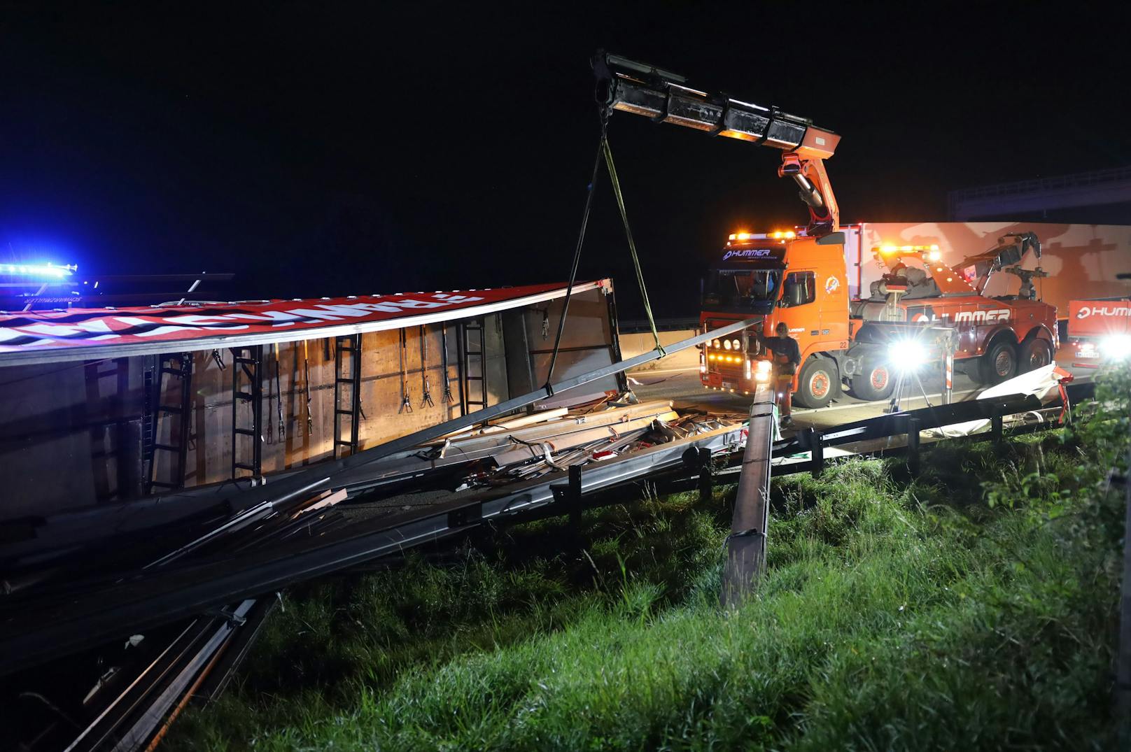 Ein mit Stahlträgern beladener Lkw ist Mittwochabend nach einer Kollision mit einem Pkw auf der Westautobahn in Sattledt (Bezirk Wels-Land) umgestürzt. Der Lkw-Lenker wurde verletzt – die Autobahn musste gesperrt werden.