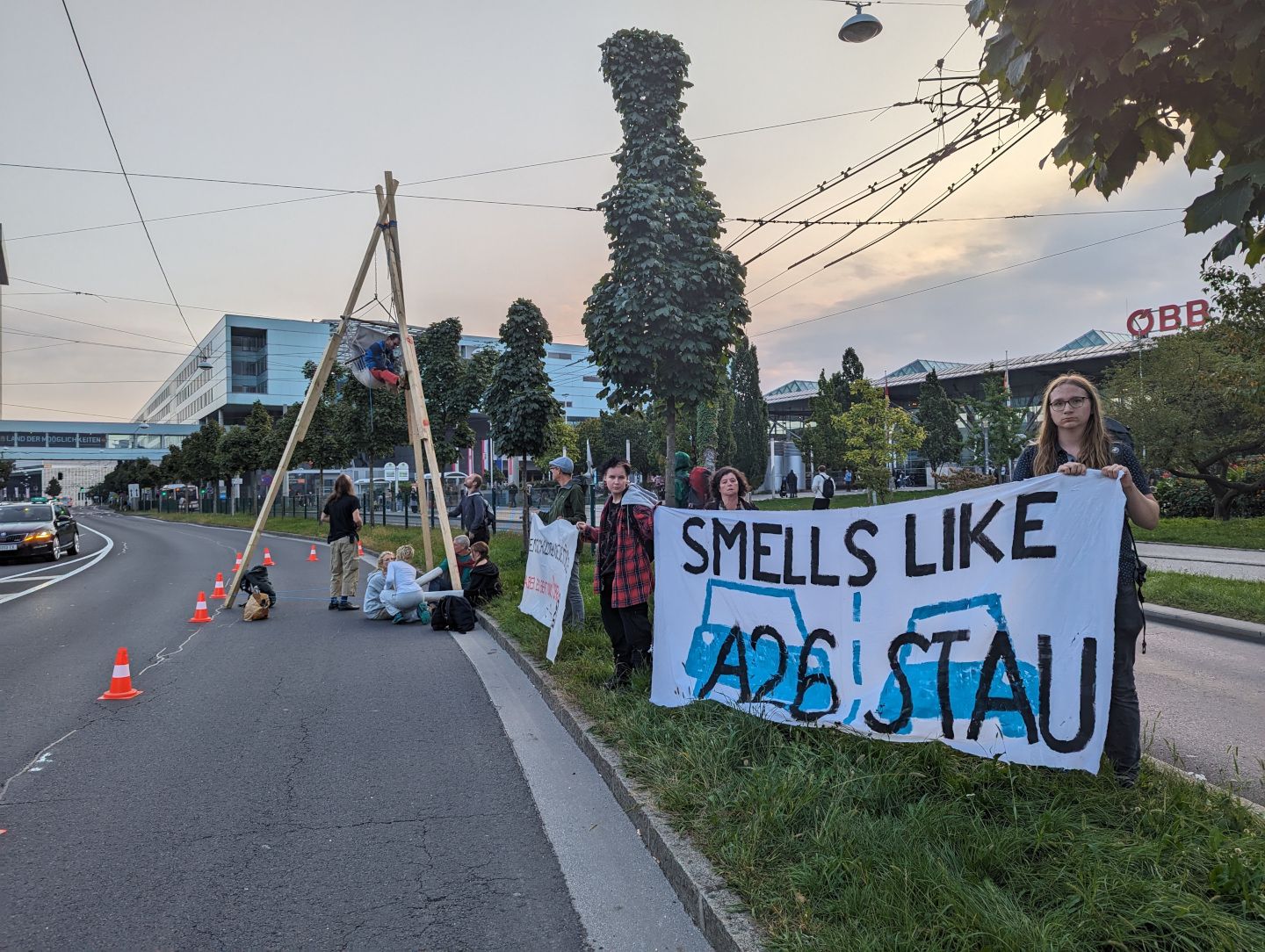 Nächste Klima-Bande vernichtet Holz für Stau-Chaos