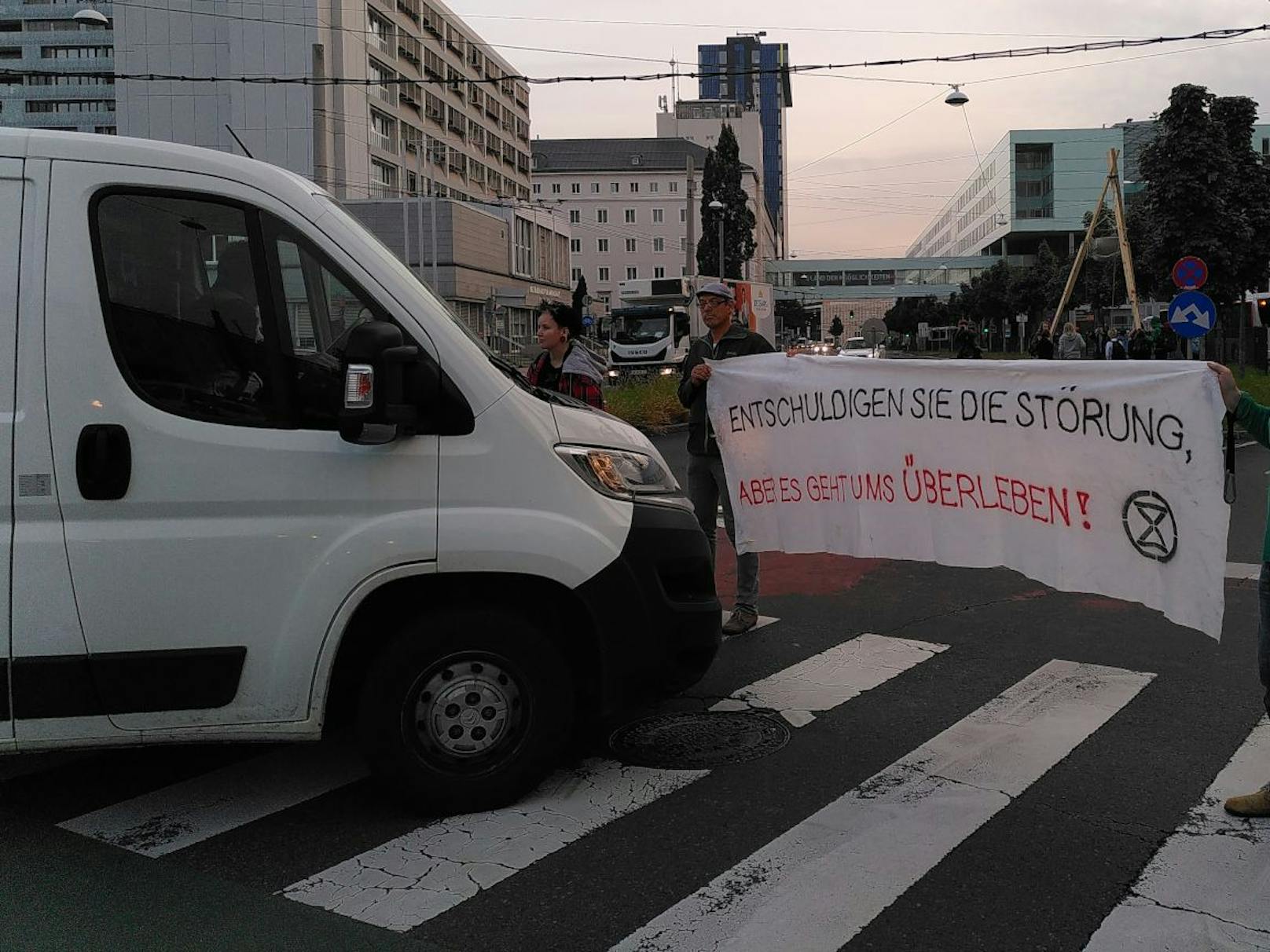 Nächste Klima-Bande vernichtet Holz für Stau-Chaos