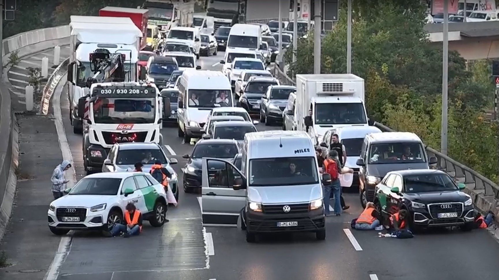 Klima-Kleber blockieren Autobahn mit Verbrenner-Motoren