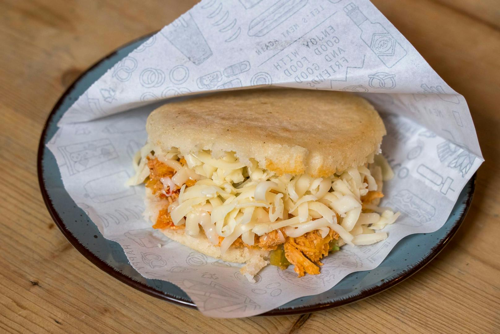 Arepas - Teig aus Maismehr gefüllt mit Fleisch, Gemüse oder Meeresfrüchten