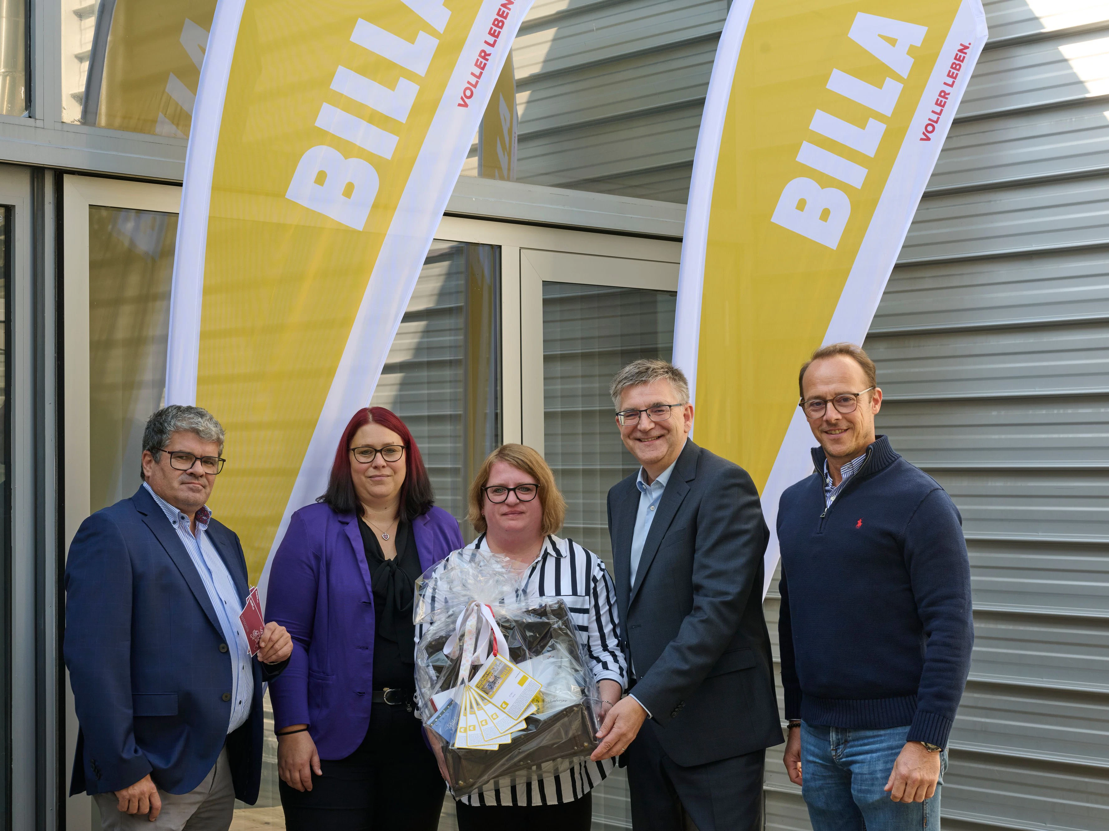 Lebensretterin Alina Amon in der Mitte, daneben Markus Parzer (Stv. Vorsitzender des Billa-Betriebsrates), Andrea Zelzer (Vertriebsmanager), Thomas Steingruber (Vertriebsdirektor) und Vertriebsleiter Thomas Wendt (v.l.n.r.)