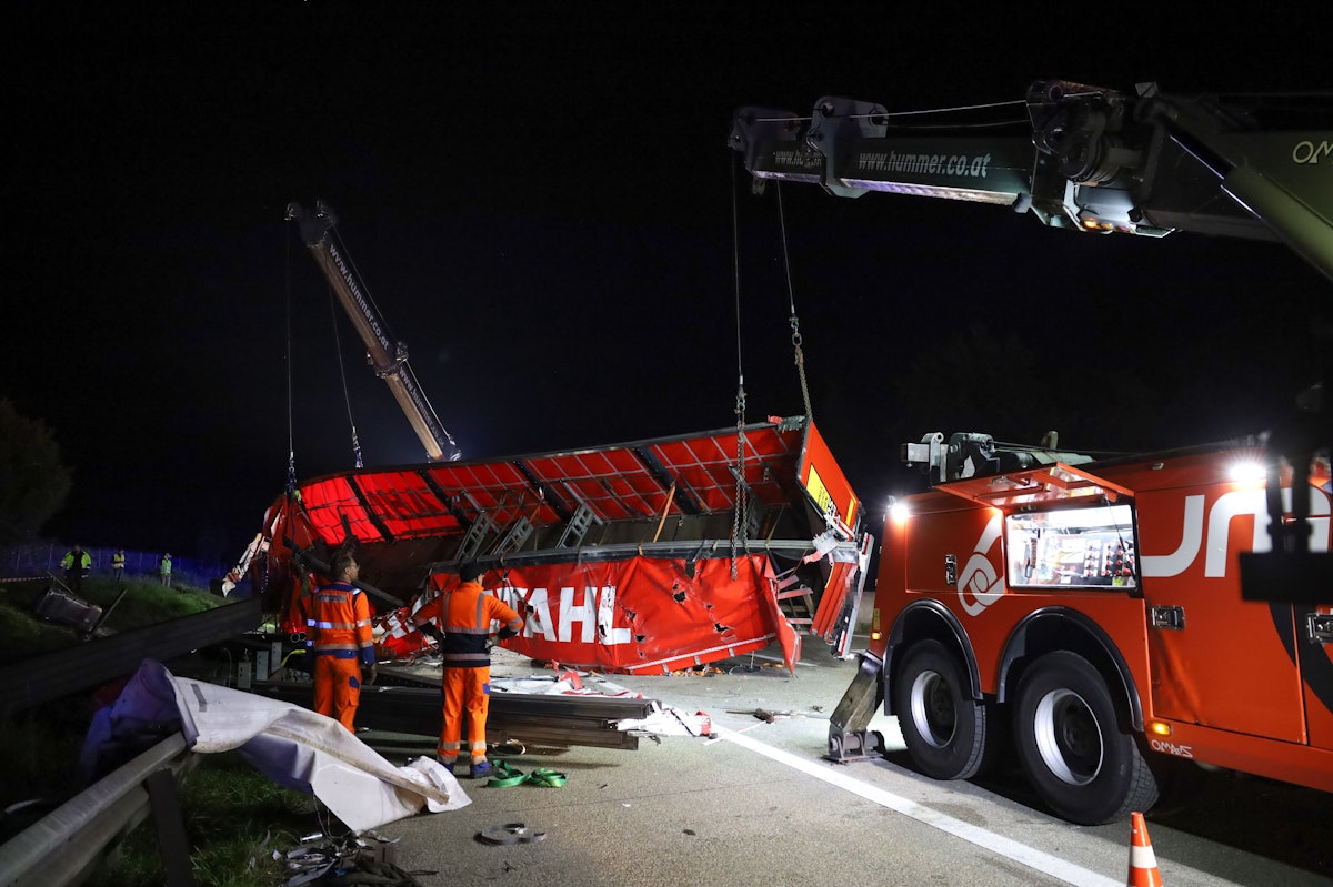 LKW mit Stahlträgern umgestürzt