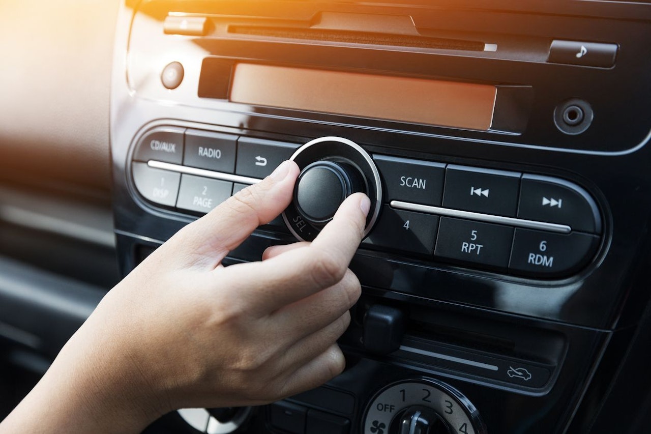 Tipp für das Autofahren: Wenn das Auto ein nerviges Geräusch macht, dann  dreh die Musik einfach lauter, damit du es nicht mehr hörst. - VISUAL  STATEMENTS®