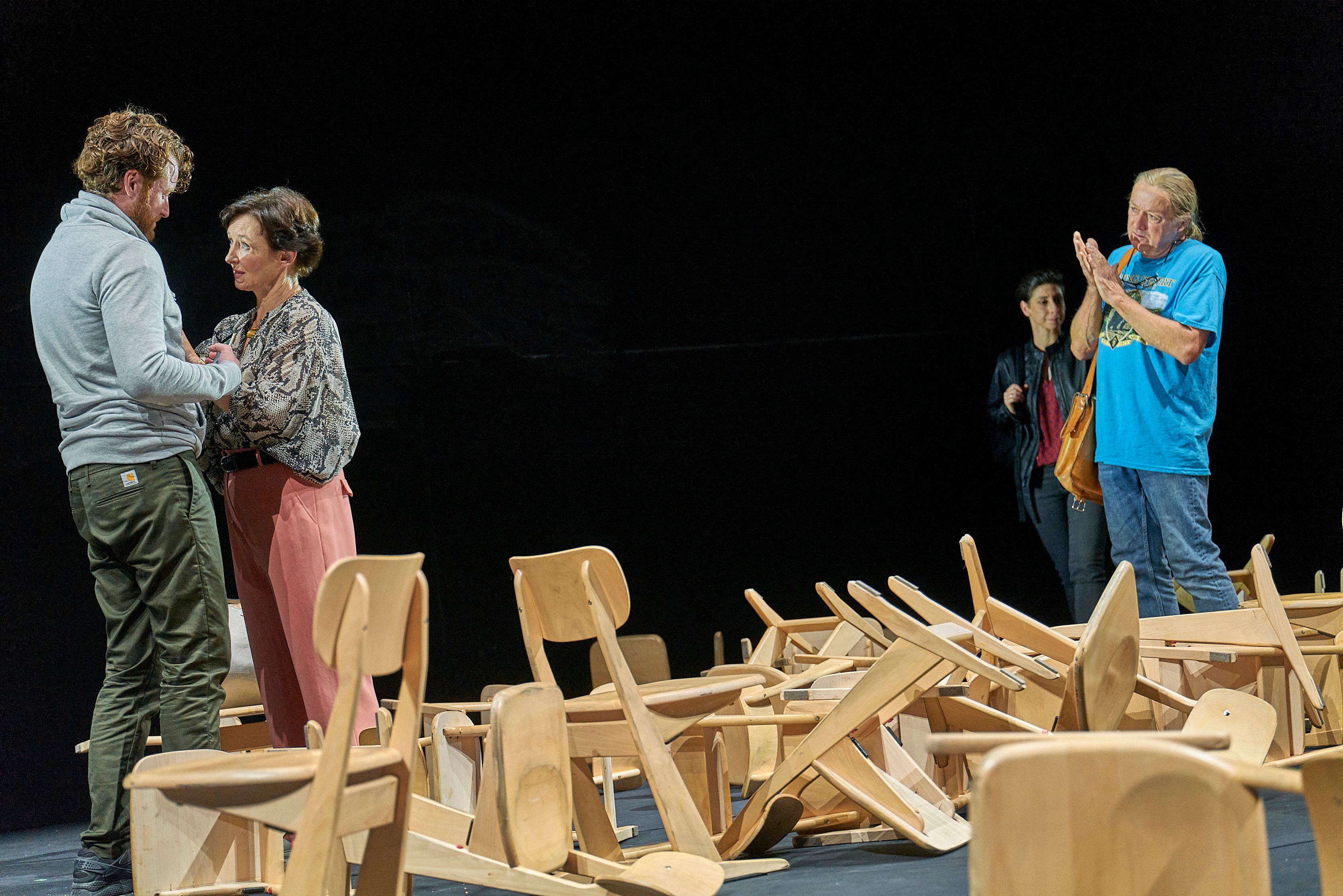 DIE NEBENWIRKUNGEN von Jonathan Spector aus dem amerikanischen Englisch von Frank Heibert Deutschsprachige Erstaufführung am 30.09. im Burgtheater  Mit Don: Markus Hering Suzanne: Regina Fritsch Carina: Zeynep Buyraç May: Lilith Häßle Eli: Maximilian Pulst  Regie: Jan Philipp Gloger Bühne: Marie Roth Kostüme: Justina Klimczyk Musik: Kostia Rapoport Licht: Marcus Loran Video/Grafikdesigner: Florian Dolzer Dramaturgie: Sebastian Huber