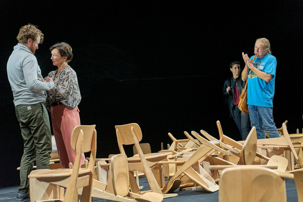 Hier werden Meinungen (und Stühle) über den Haufen geworfen.