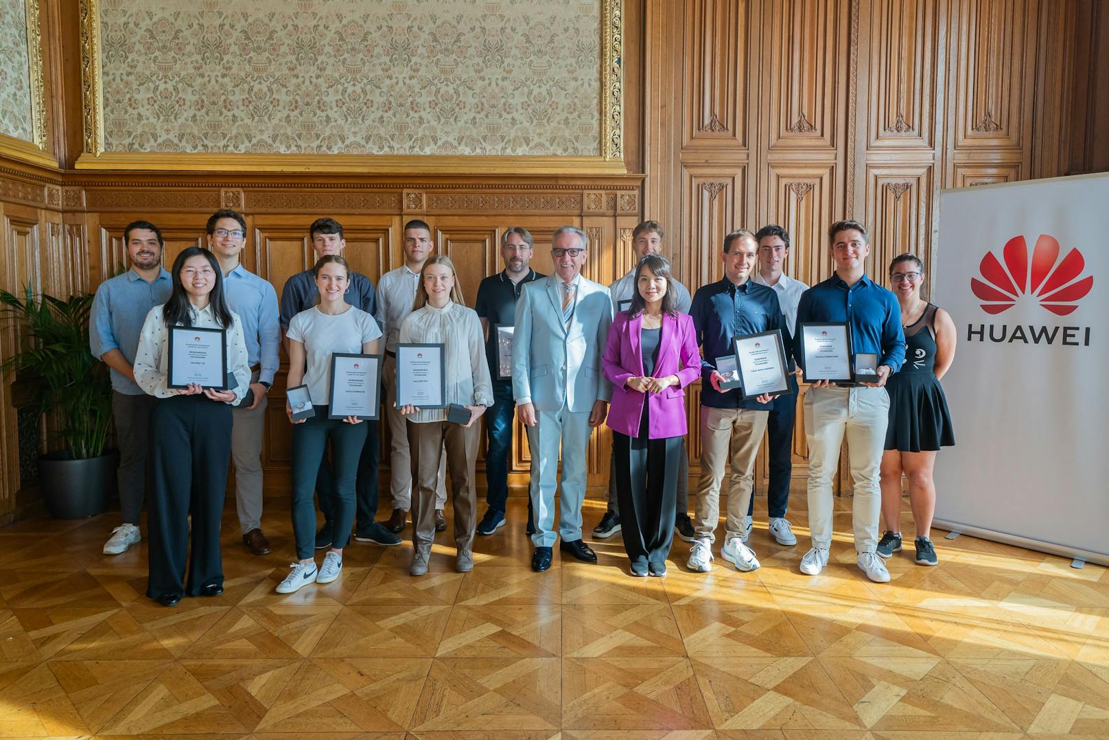 Die diesjährigen "Seeds for the Future" Programm Teilnehmer:innen bei der feierlichen Zeremonie im Wiener Rathaus.