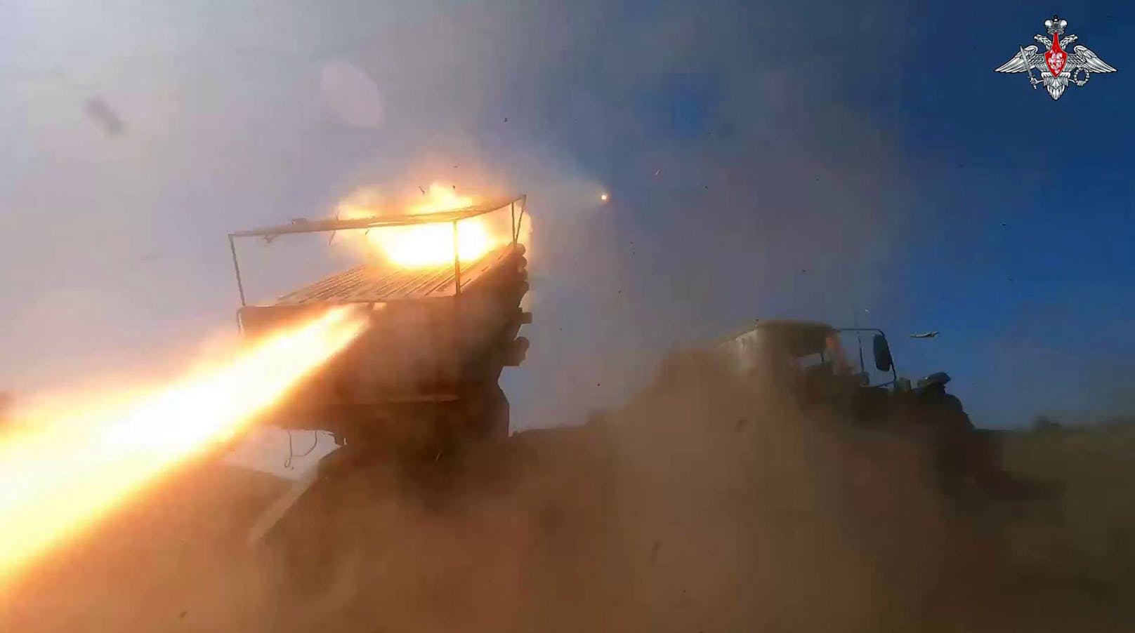 Screenshot aus einem Video des russischen Verteidigungsministeriums, das das Abfeuern eines Mehrfachraketenwerfer zeigt. Es soll in der Ukraine aufgenommen worden sein, veröffentlicht wurde es am 27. September 2023.