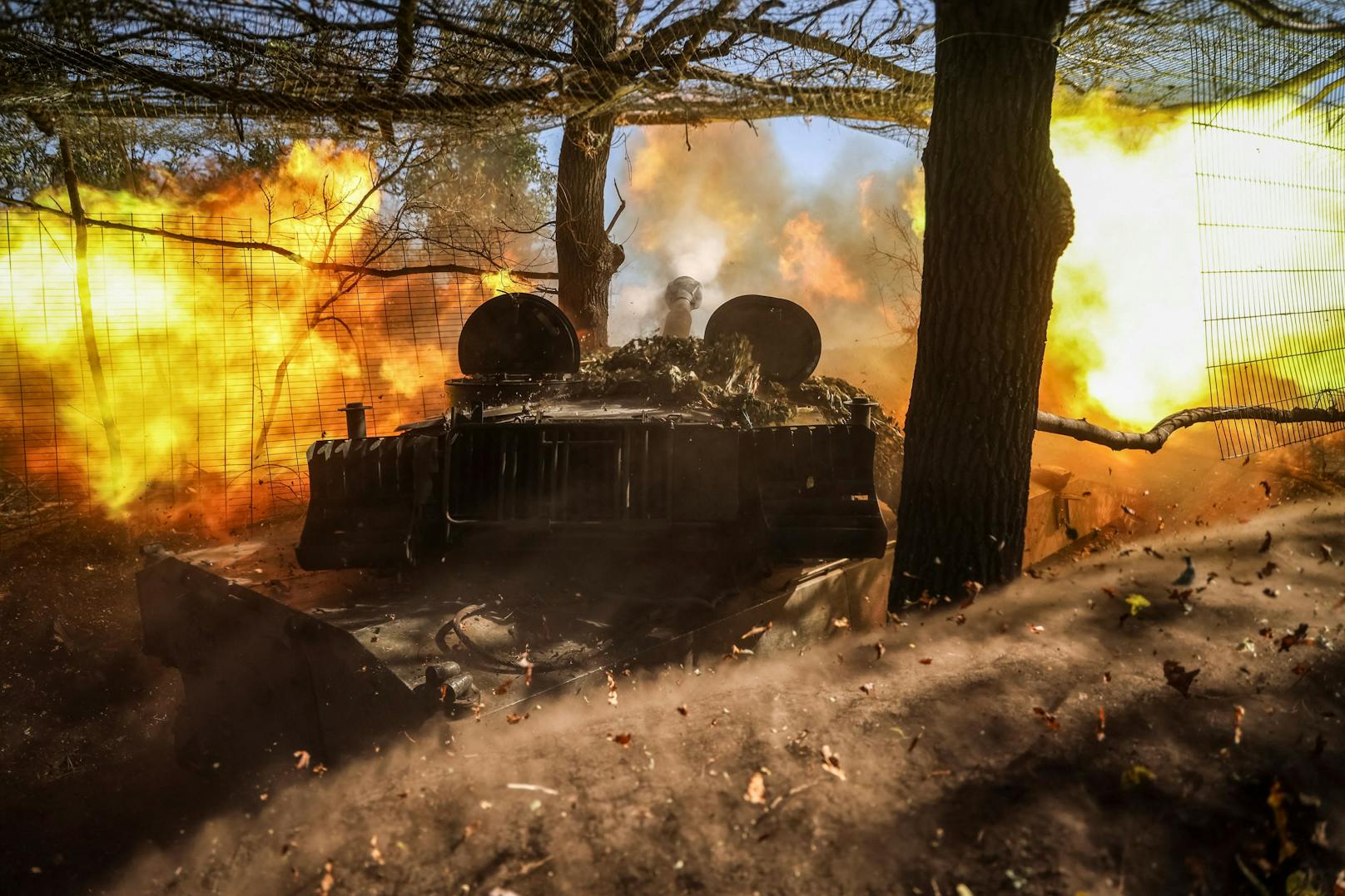 Ukrainische Gebirgsjäger der "Edelweiß"-Brigade feuern eine&nbsp;Haubitze vom Typ "2S1 Gvozdika" (dt. "Nelke") auf russische Stellungen in der Region Donezk ab. Aufgenommen am 26. September 2023.