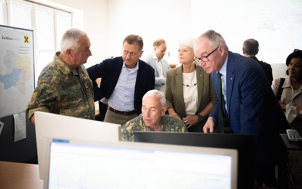 Verteidigungsministerin Klaudia Tanner und der NÖ LH-Stv. Stephan Pernkopf besuchten die 