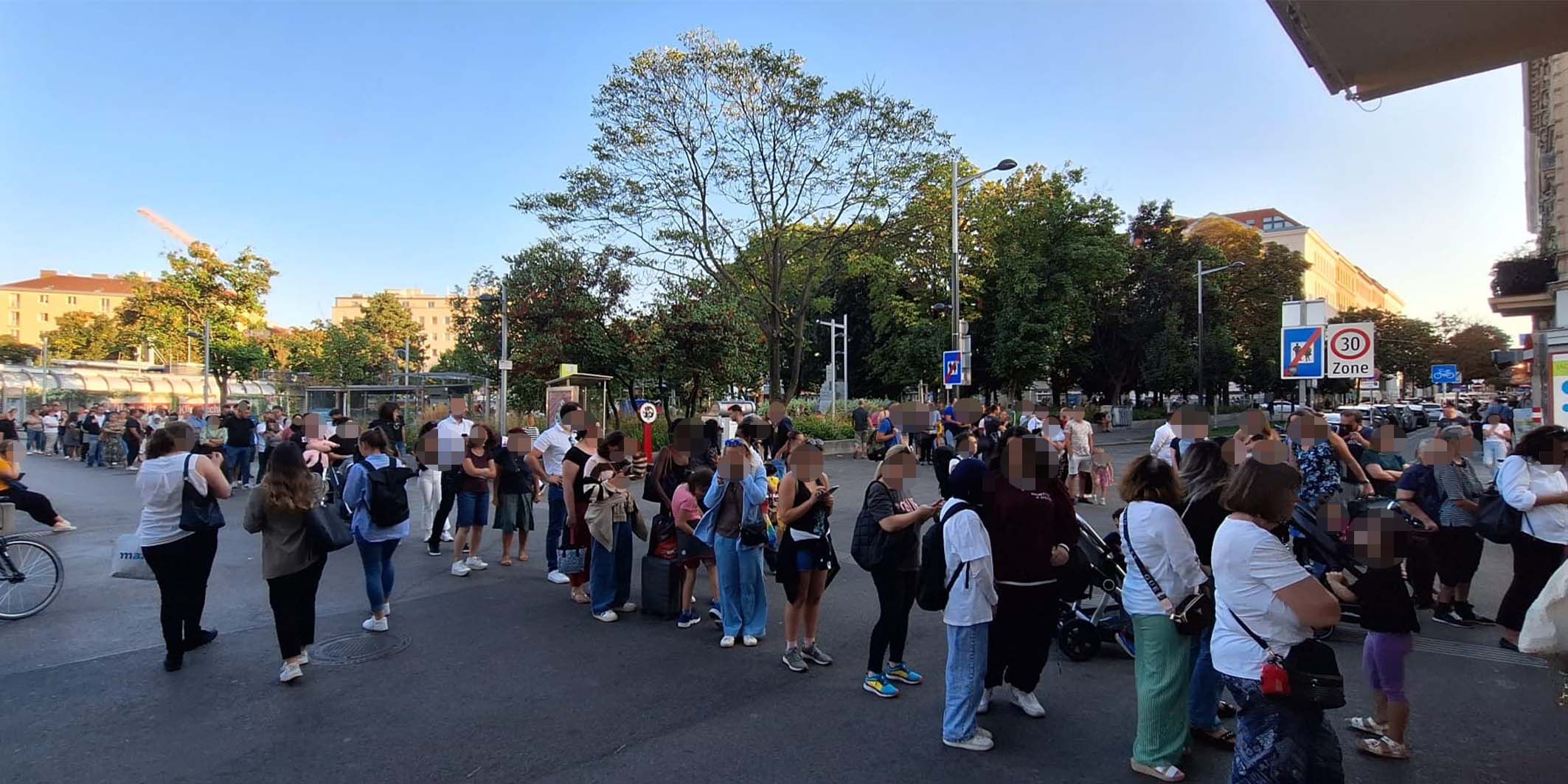 Eine Riesen Schlange vor Eisgeschäft